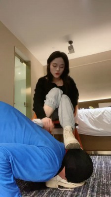 【不知名美女】逛街后强迫闻舔原味/吃袜子口水/转胯 bf24627 套路资料库 第6张