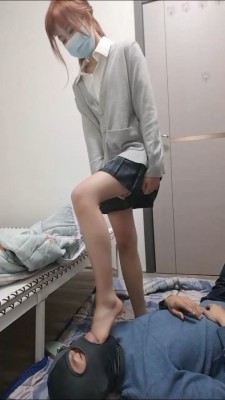 套路直播视频【小亿S】素人学生主白袜调-裸足白袜脚深喉 bf26356 套路资料库 第8张