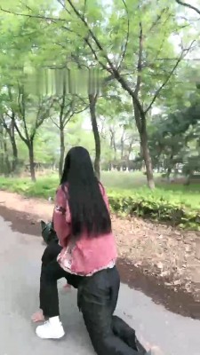 【桃幼幼】艺校女神户外遛狗-骑马爬行/小白鞋踢踹/踩踏 bf28374 套路资料库 第2张