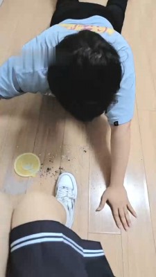 【奶味小仙女】萝莉主小白鞋及膝白袜-舔鞋底/踩喂食/裸足踩脚垫 bf29216 套路资料库 第8张