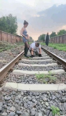 【领主老大】废弃铁道调偶遇路人/高跟全体重踩/骑马鞭打/咬胳膊 bf29474_HD绳艺资源网