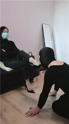 【凌儿女神】鞭打/转胯/碾压踩狗头/手铐反绑/抽耳光/关狗笼 网友原创 第19张