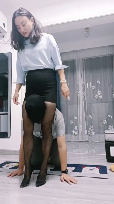 【飞扬女王】长鞭教训+踹废狗奴 bf19664_HD绳艺资源网